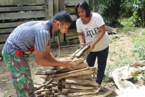 Satgas TMMD Kodim Ketapang Bantu Ibu Asuh Cari Kayu Bakar