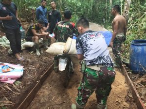 Satgas TMMD Kodim Ketapang Bersama Warga Kebut Bangun Rabat Beton
