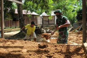 Satgas TMMD Kodim Ketapang Bantu Warga Isi Tanah Pondasi