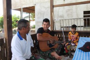 Satgas TMMD Ini Main Gitar untuk Mengobati Rindu Keluarga
