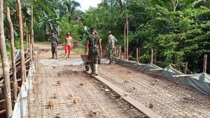 Kerja Keras Anggota TMMD  Bersama Warga Bangun Jembatan di Desa Danti