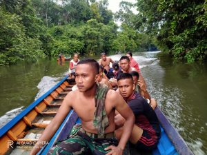 Satgas TMMD Kodim Singkawang Bantu Warga Cari Sampan yang Tenggelam