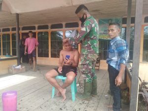 Manfaatkan Waktu Anggota Satgas TMMD untuk Cukur Rambut