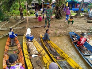 Antusias Anak-anak Mengikuti Lomba Sampan TMMD Kodim Singkawang