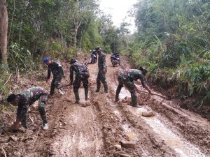 Satgas TMMD Ajak Warga Gotong Royong Menimbun Jalan Berlubang