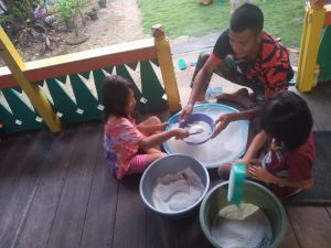 Tanpa Sungkan, Anggota TMMD Ini Bantu Buat Tepung Beras
