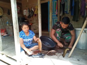 Anggota TMMD Bantu Orangtua Asuh Bersihkan Ikan Lele