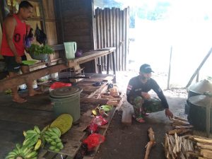 Tak Hanya Pandai Bertukang, Anggota TMMD Juga Pintar Masak