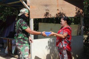 Ibu Julia Beri Kue Satgas TMMD Kodim Ketapang