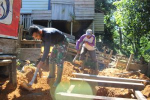 Satgas TMMD Kodim Ketapang Bantu Warga Buat Septic Tank