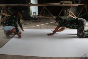 Satgas TMMD Kodim Ketapang Mulai Pasang Rangka dan Plafon Musala At Taqwa