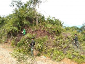 Satgas TMMD dan Warga Desa Danti Gotong Royong Bersihkan Pinggir Jalan
