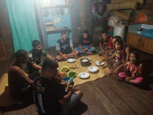 Kebersamaan Prajurit TNI bersama Warga Menikmati Makan Malam di Rumah Pak Handari