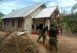 Personel Satgas TMMD Kodim 1202/Skw Bantu Masyarakat Bangun Gereja