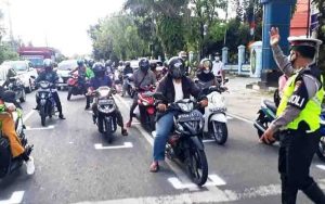 Polres Palangka Raya Atur Pemberhentian Motor di Lampu Merah Mirip Balapan MotoGP