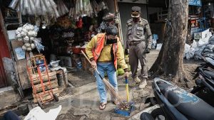 Puluhan Pelanggar PSBB Transisi di 3 Pasar Jaktim Dikenai Sanksi