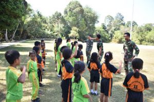 Anggota TNI Ini Ajarkan Yel-yel Membakar Semangat