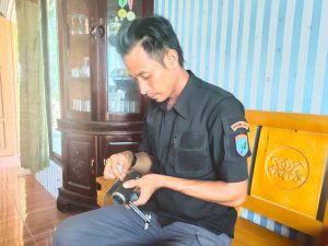 Tim Penerangan Kodim Ketapang Bersihkan “Senjata” Utama Usai dari TMMD