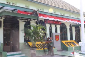 Semangat Patriotisme  Anggota TUUD Kodim Pati  Pasang Umbul-umbul Merah Putih