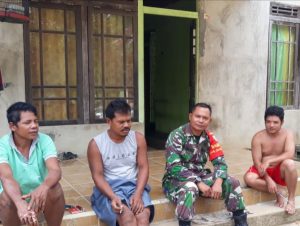Anggota Kodim Ketapang Lanjutkan Keakraban kepada Warga yang sudah Terbina