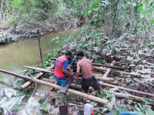 Babinsa Dibantu Warga Kemas Peralatan Barang yang dipinjam selama TMMD