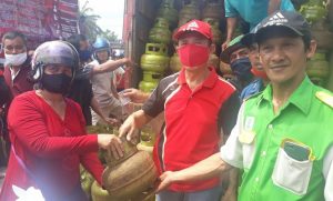 Operasi Pasar Gas Elpiji 3 Kilogram di Ngabang Diserbu Warga