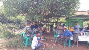 Babinsa Koramil Tumbang Titi Bergantian Pantau Hasil TMMD