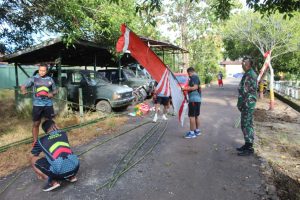 Pasca TMMD Prajurit Kodim Ketapang Pelopori Pemasangan Bendera dan Umbul-umbul