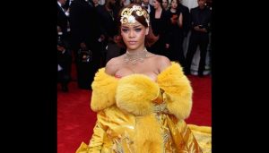 Rihanna Kenang Gaun Met Gala 2015, Seperti Badut dan Telur