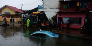 Banjir di Padang, Satu Unit Mobil Taksi Masuk Kali