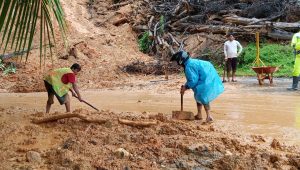 Cuaca Ekstream,  Jalan Padang – Painan Tertimbun Longsor