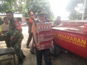 Tinjau Banjir dan Serahkan Bantuan, Rupinus Angkat Sembako Sendiri