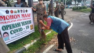 Langgar Protokol Kesehatan, Belasan Warga Padang di Sanksi Membersihkan Jalan