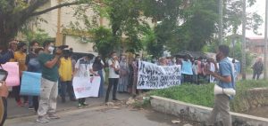 KPU Sumbar di Demo Puluhan Mahasiswa