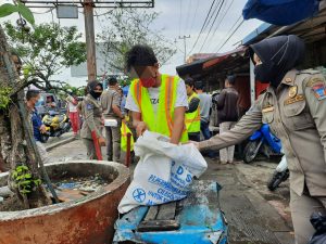 Tidak Patuhi Protokol Kesehatan,  Kembali 49 Warga Padang di Sanksi Bersihkan Fasilitas Umum