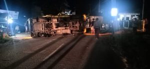 Laka Tunggal Sebuah Mobil Damp Truck Terbalik di Pahuman