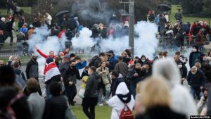 Polisi Bubarkan Demonstran di Minsk