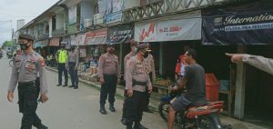 Keliling dengan Jalan Kaki, Polisi Tegur Warga Tak Pakai Masker