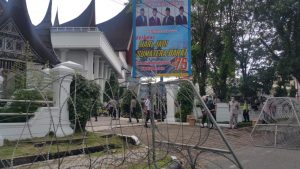 Akan ada Demo Penolakan UU Cipta Kerja, Kantor DPRD Sumbar di Pasangi Kawat Berduri