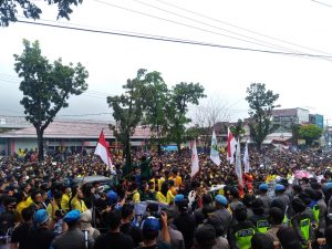 Diguyur Hujan,  Massa Demo Tolak UU Cipta Kerja Di Padang Terus Bertambah Capai Ribuan