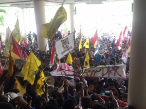 Tolak Omnibus Law, Ribuan Massa Unjukrasa di Gedung DPRD  Kalbar