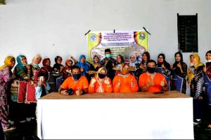 Manfaatkan Potensi Lokal, Dosen UNP Edukasi Warga Olah Ikan Tawar