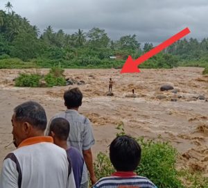 Terjebak di Tengah Air Bah, Pria Penambang Batu di Padang ini Selamat Dengan Dramatis