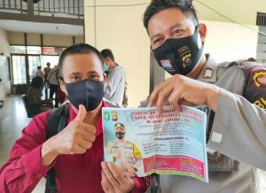 Pak Polisi Ini Sosialisasi Adaptasi Kebiasaan Baru dan Prokes 3 M