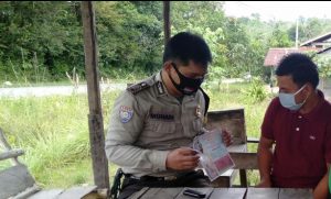 Imbau Prokes di Pedesaan, Polisi Ini Datangi Warga Langsung di Rumah