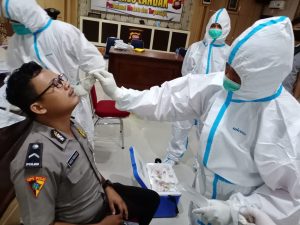 Anggota Polres Landak Jalani Test Swab