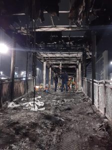 Petugas Bersihkan Halte Bus Bundaran HI yang Luluh Terbakar Diamuk Massa