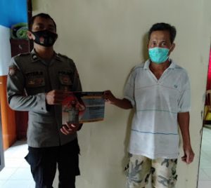 Gunakan Brosur, Polisi Ini Sosialisasi Pencegahan Covid-19