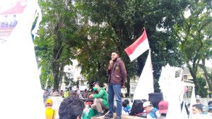Serikat Buruh Bersama Mahasiwa Kembali Sembangi Kantor DPRD Sumbar, Menolak Omnibuslow