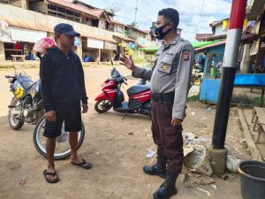 Polisi Ini Tegur Warga tak Gunakan Masker